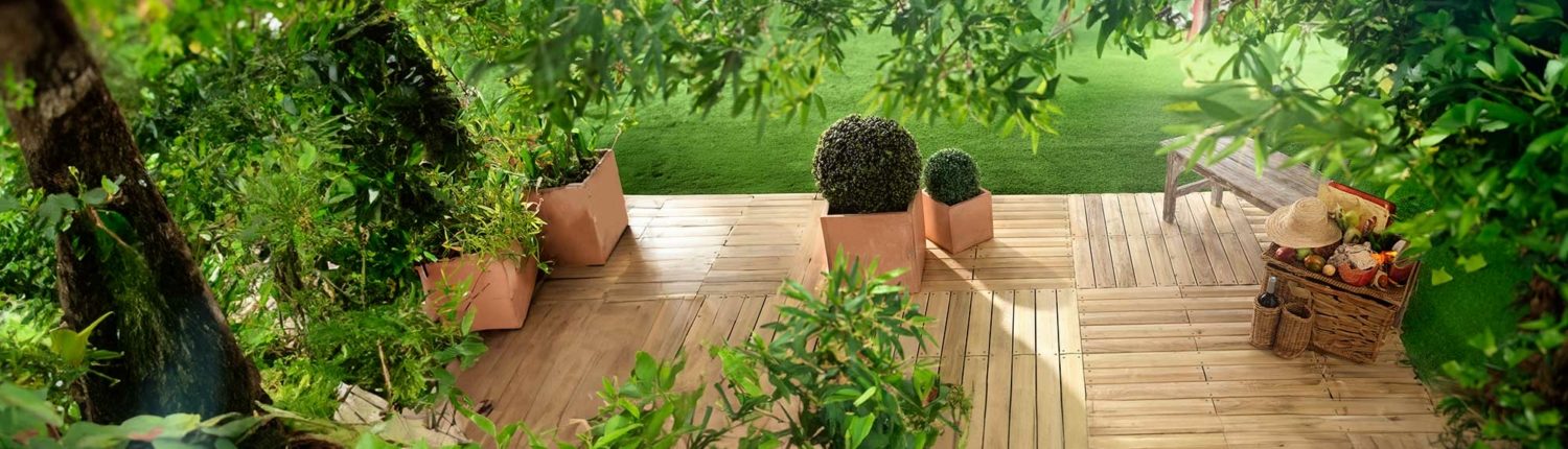 Admirez l'harmonie verte dans ce jardin équilibré, où la terrasse en lames de robinier par Alternabois devient le lien parfait entre la nature et l'espace extérieur.