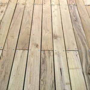 lames de terrasse en bois de robinier fixée avec des vis