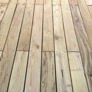 lames de terrasse en bois de robinier fixée avec des vis