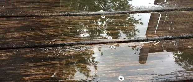 profil de terrasse lisse non bombé avec de l'eau stagnante