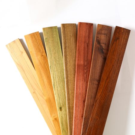 Découvrez notre lasure couleur spécialement formulée pour les terrasses en bois de robinier. Ajoutez une touche de couleur élégante tout en protégeant et en mettant en valeur la beauté naturelle de votre espace extérieur.
