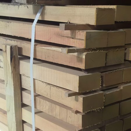 planches avivées en bois de robinier brut