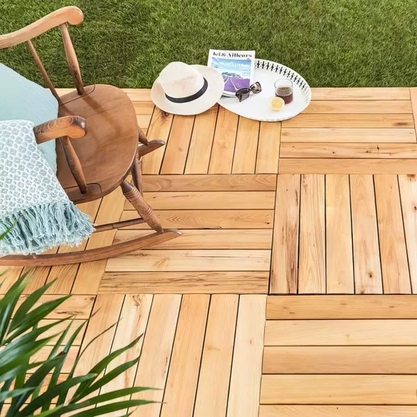 dalles en bois de robinier posées dans un jardin avec un rocking chair et un chapeau