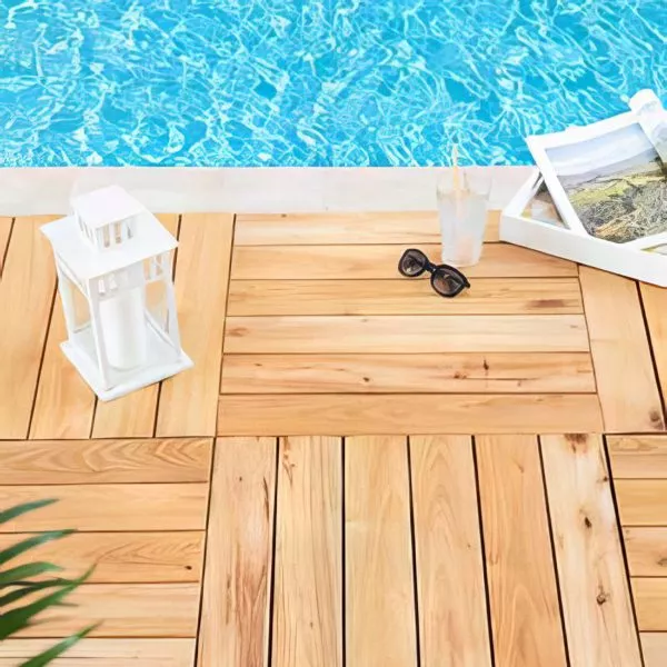 dalles de terrasse en robinier massif au bord d'une piscine