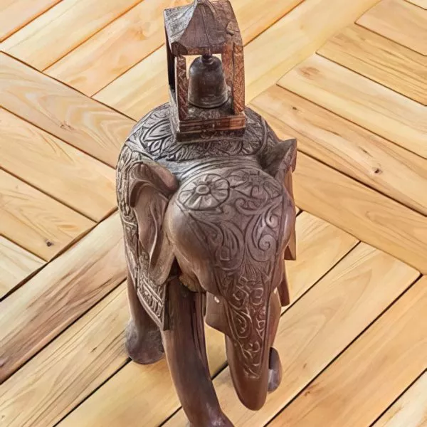 dalles en bois robinier avec une sculpture d'éléphant en bois