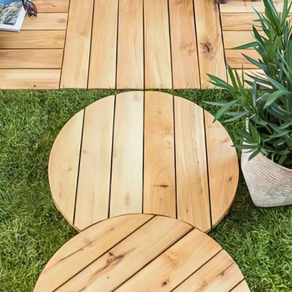 dalles de terrasse en bois robinier de formes ronde et carrée