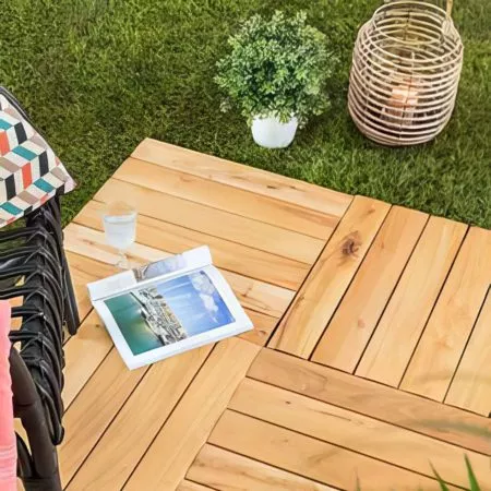 dalles en bois de robinier aménagées en terrasse extérieure