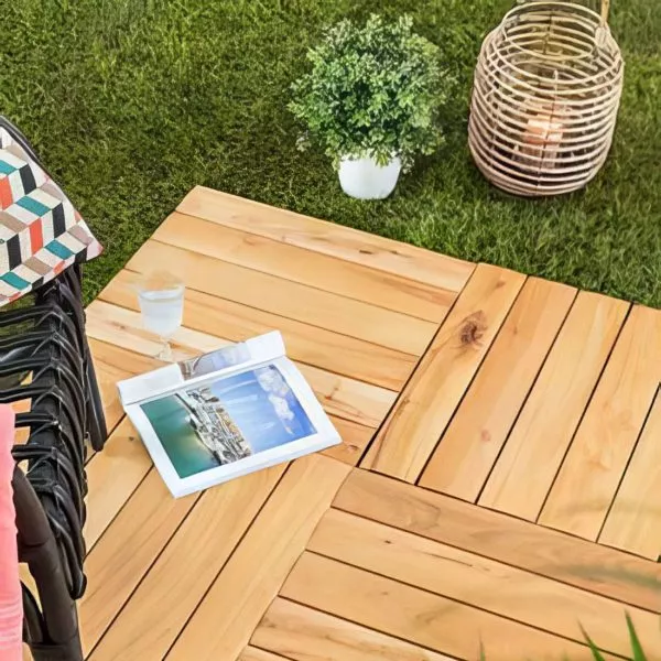 dalles en bois de robinier aménagées en terrasse extérieure