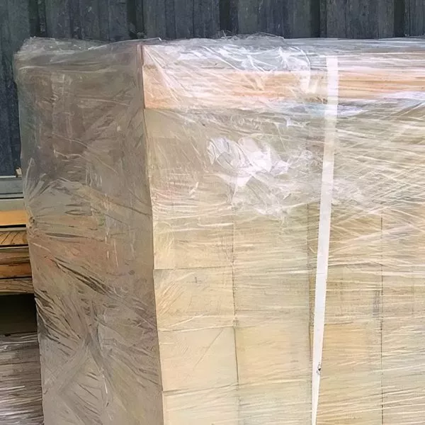 pavés de terrasse carrés en bois de robinier massif emballés pour la livraison