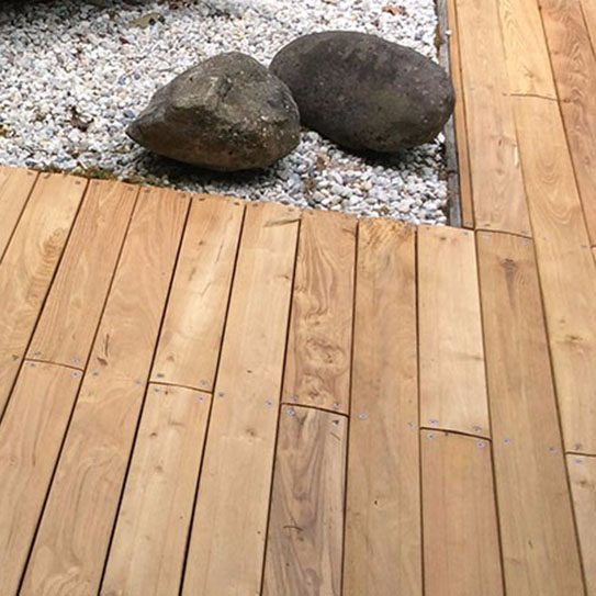 Exemple de terrasse en Robinier Rustique